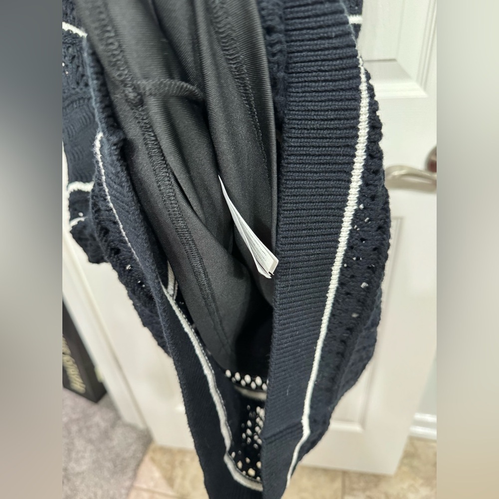 Abercrombie & Fitch Black White Crochet Style V Neck M - Picture 7 of 7